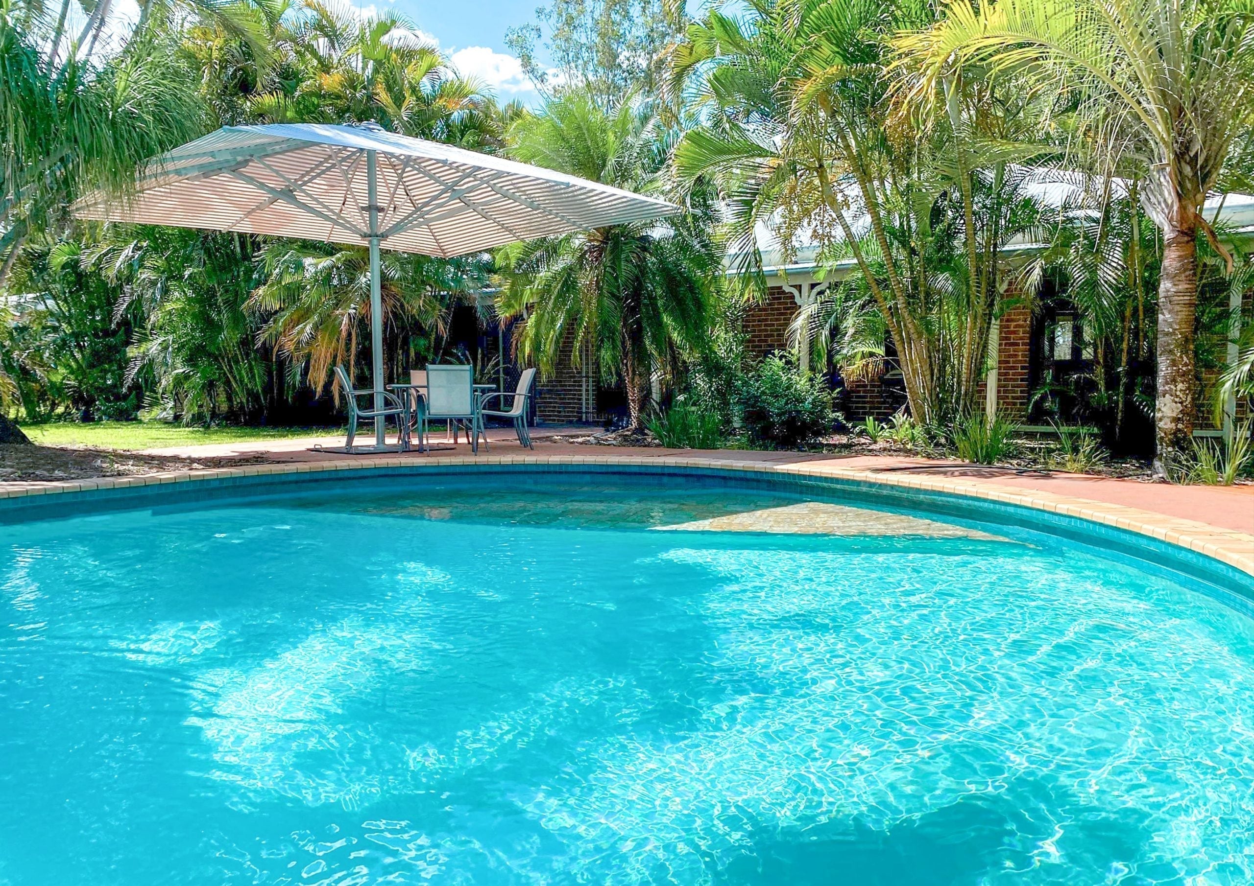 fs-gallery-images-x100-pool-side-01-min-scaled